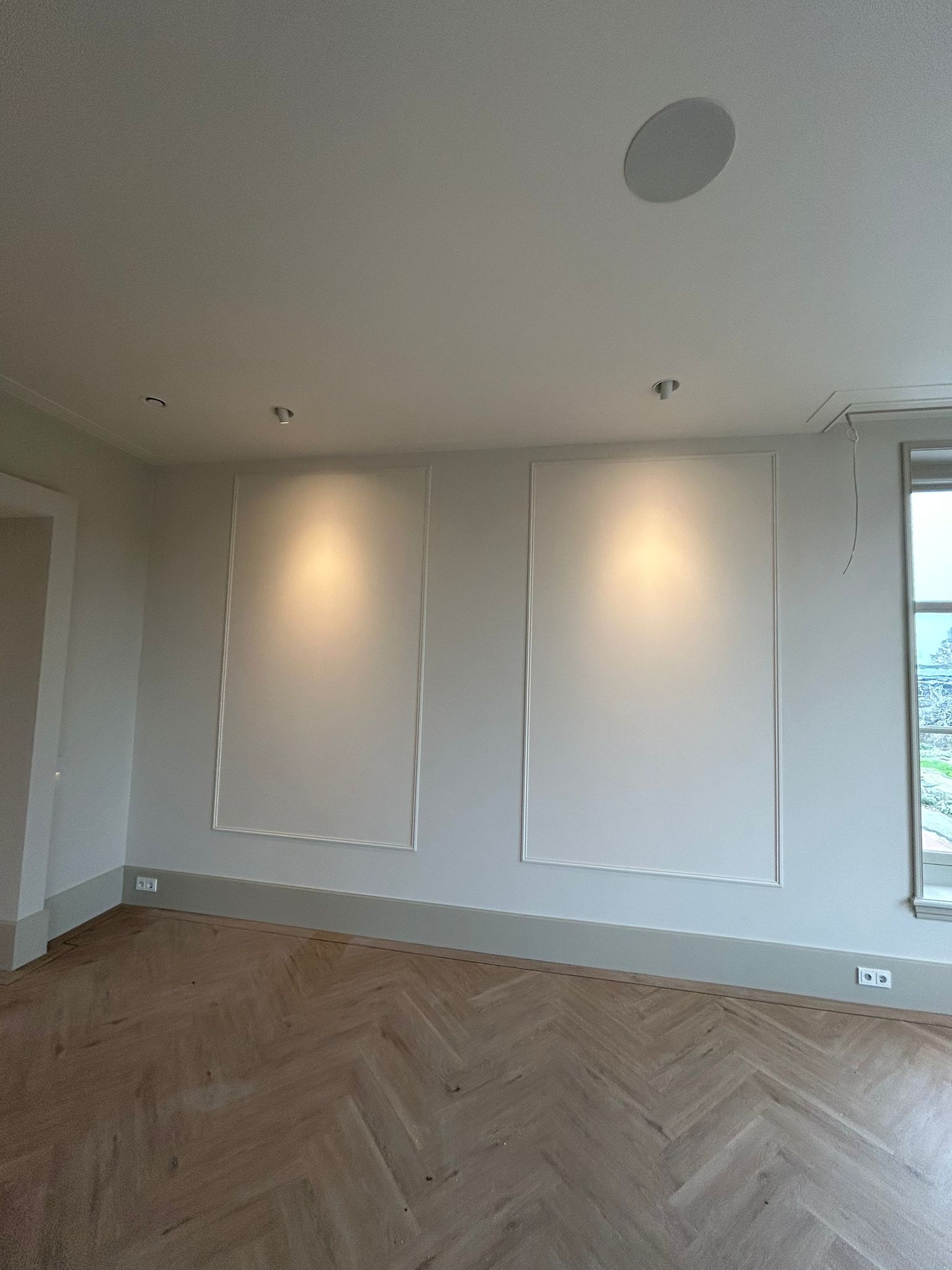 Plafondspots en luidsprekerinstallatie