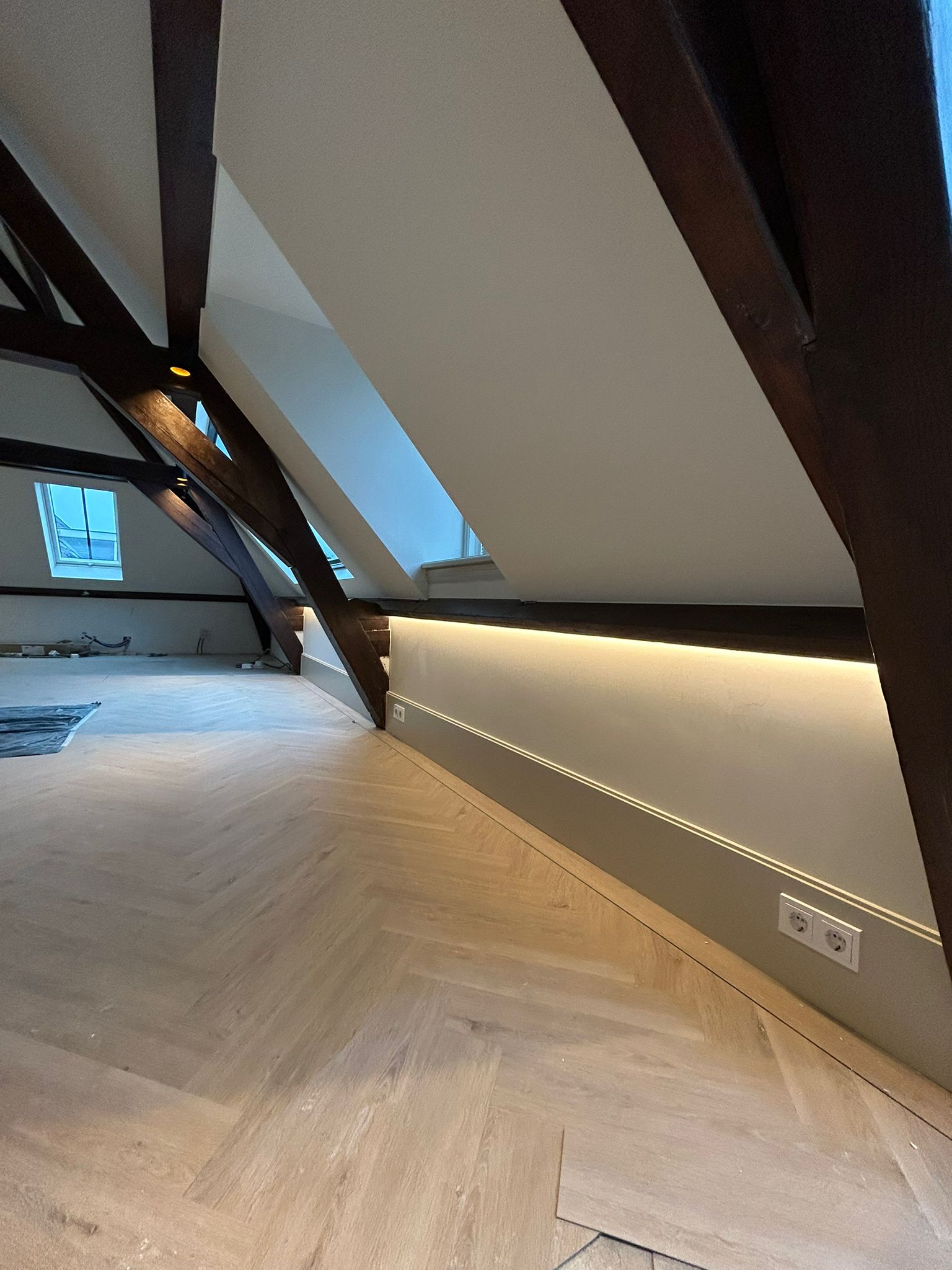 Ledverlichting onder houten draagbalken